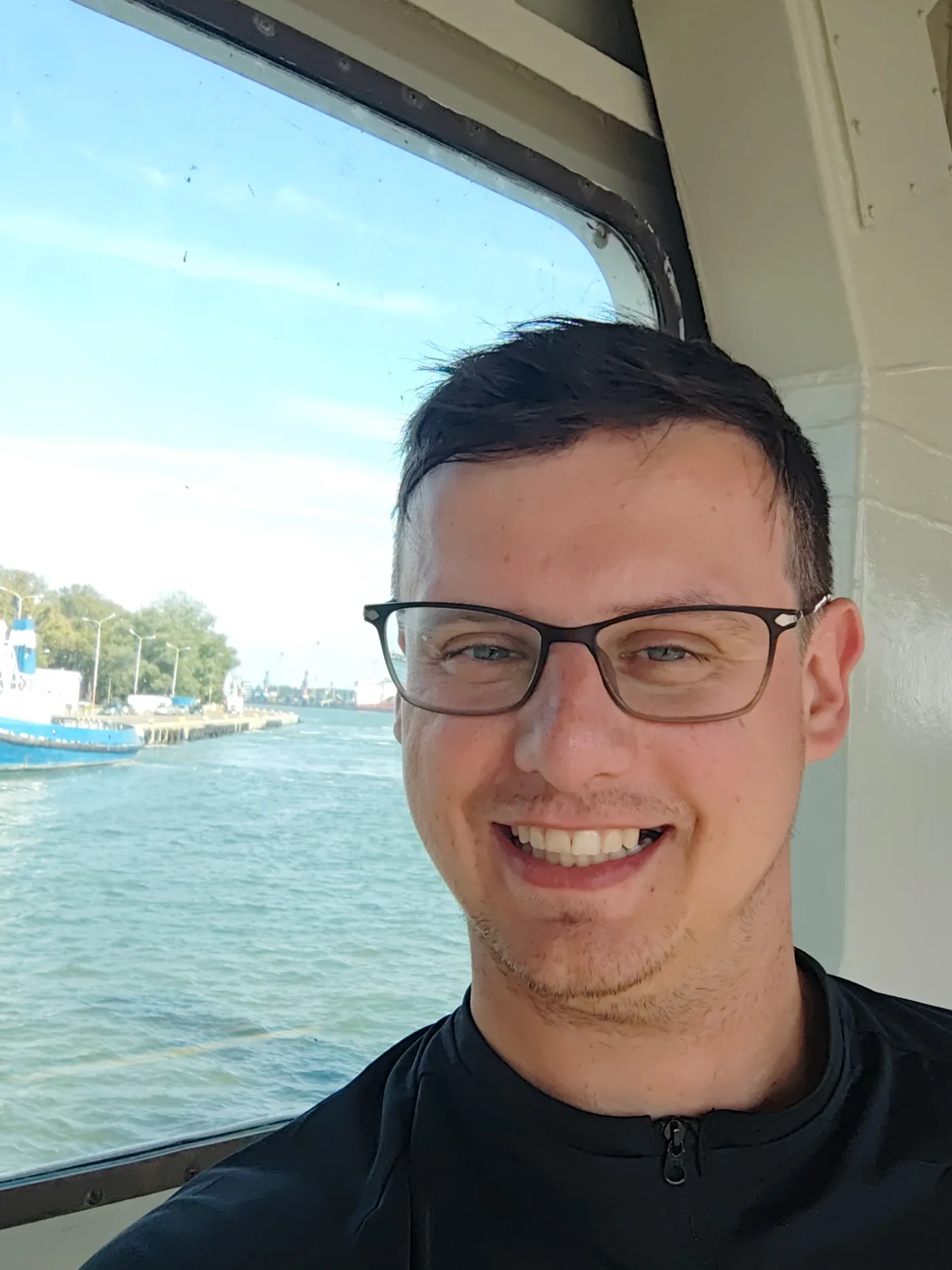 Selfie na promie przez Świnę, w oknie świnoujski port