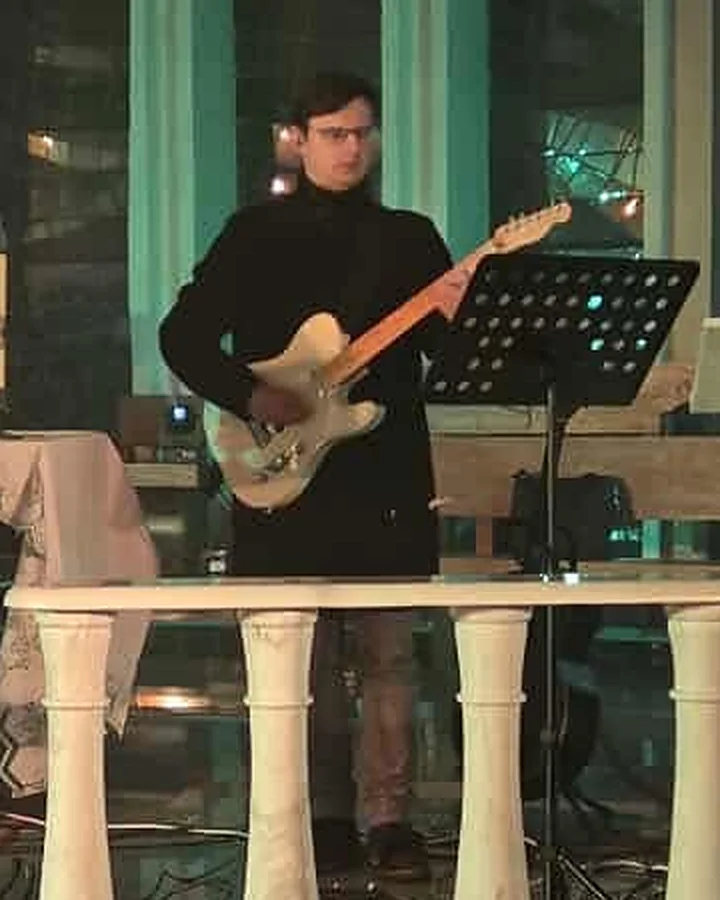 Adam z gitarą Telecaster na koncercie Zaduszek w kościele