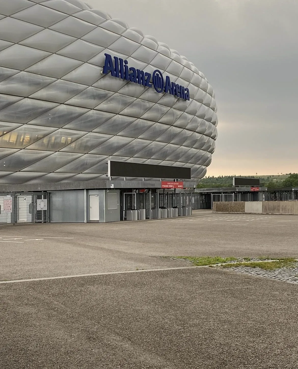 Allianz Arena w Monachium pod pochmurnym niebem