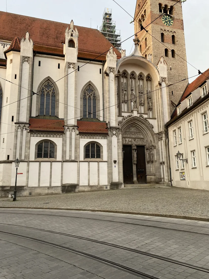 Gotycki kościół i wieża przy torach tramwajowych w Augsburgu