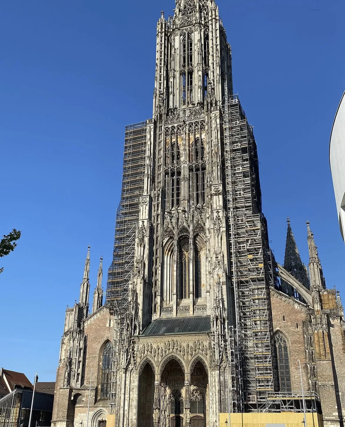 Katedra w Ulm z wieżą częściowo w rusztowaniach