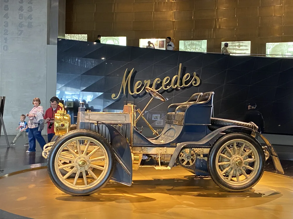 Jeden z pierwszych mercedesów na ekspozycji