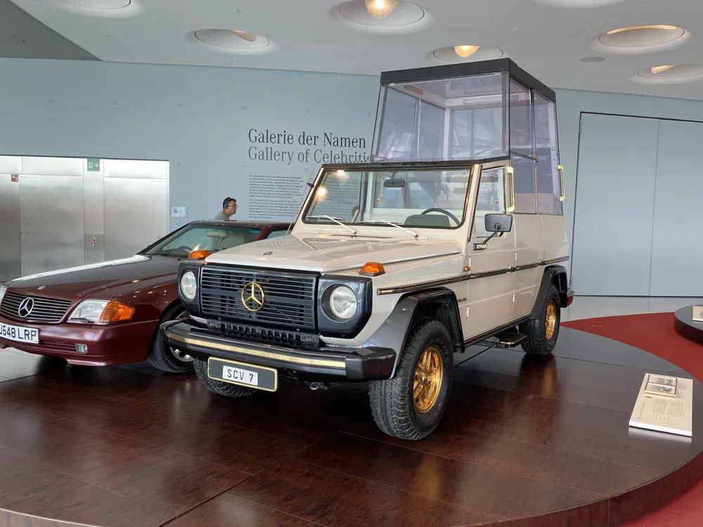 Papamobile na bazie Mercedesa klasy G