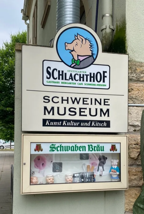 Szyld Stuttgarter Schlachthof i Schweine Museum na ścianie budynku