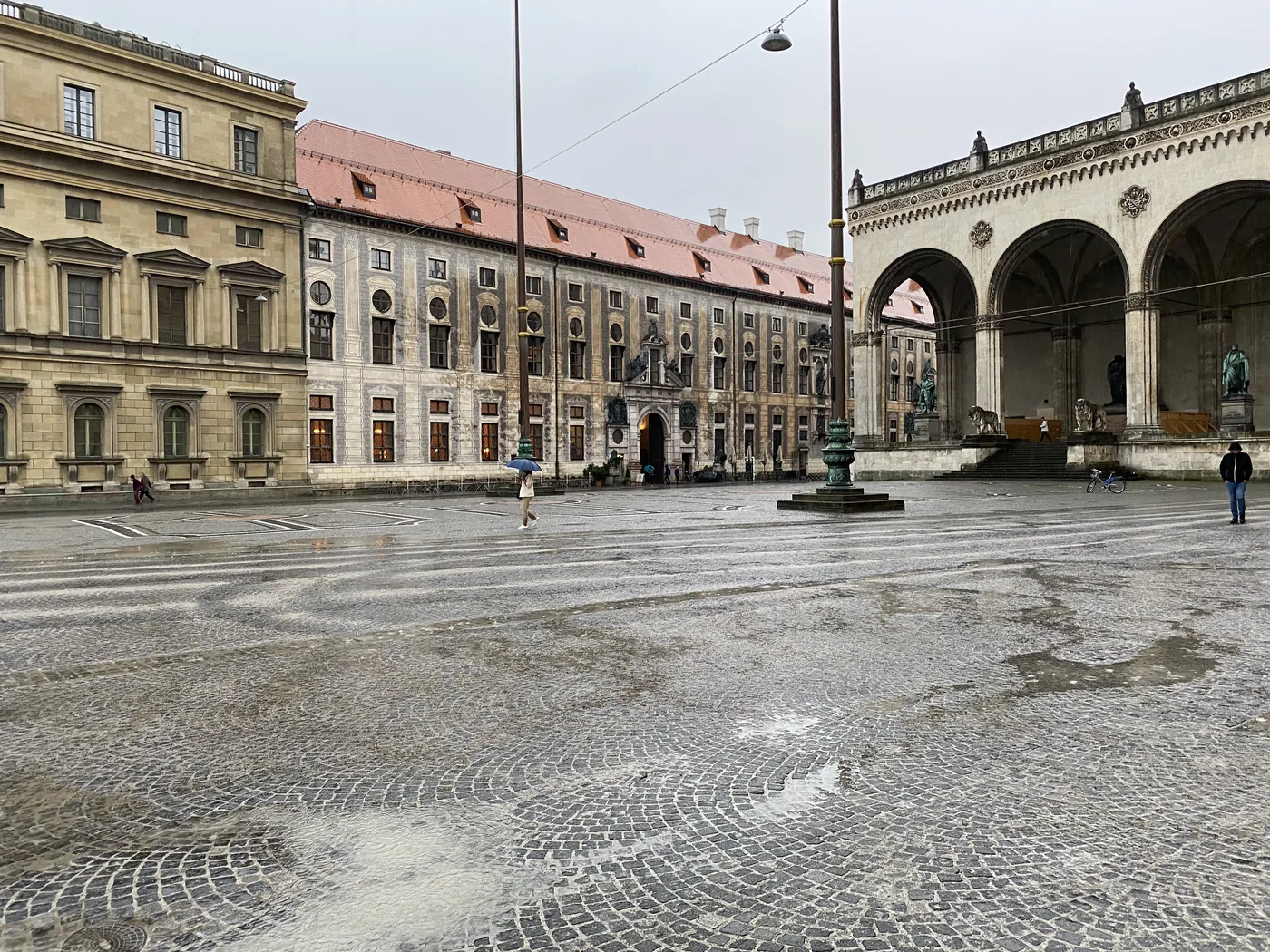 Odeonsplatz w Monachium po deszczu, po prawej Feldherrnhalle