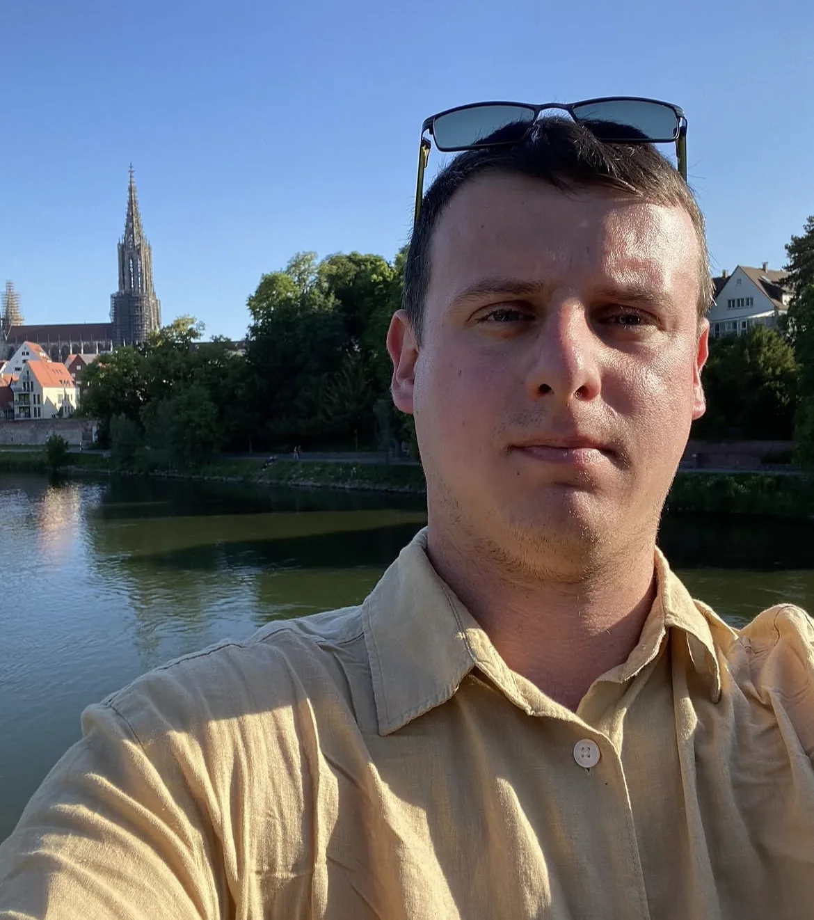Adam nad Dunajem w Ulm, w tle wieża katedry