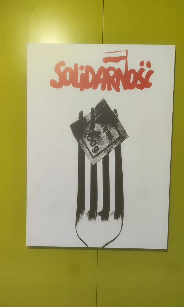 Plakat Solidarności na żółtej ścianie muzeum