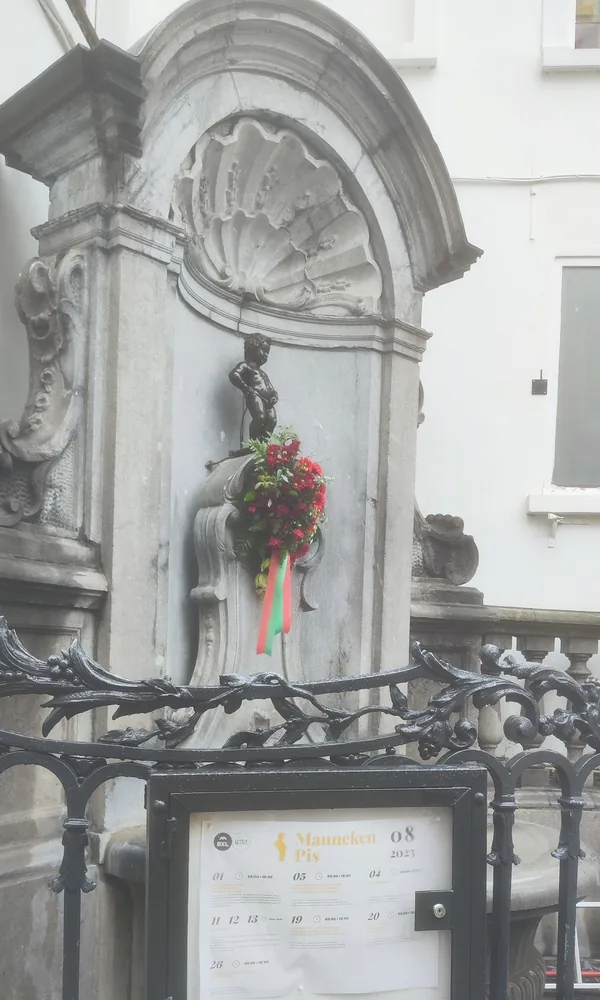 Figurka Manneken Pis w kamiennej niszy