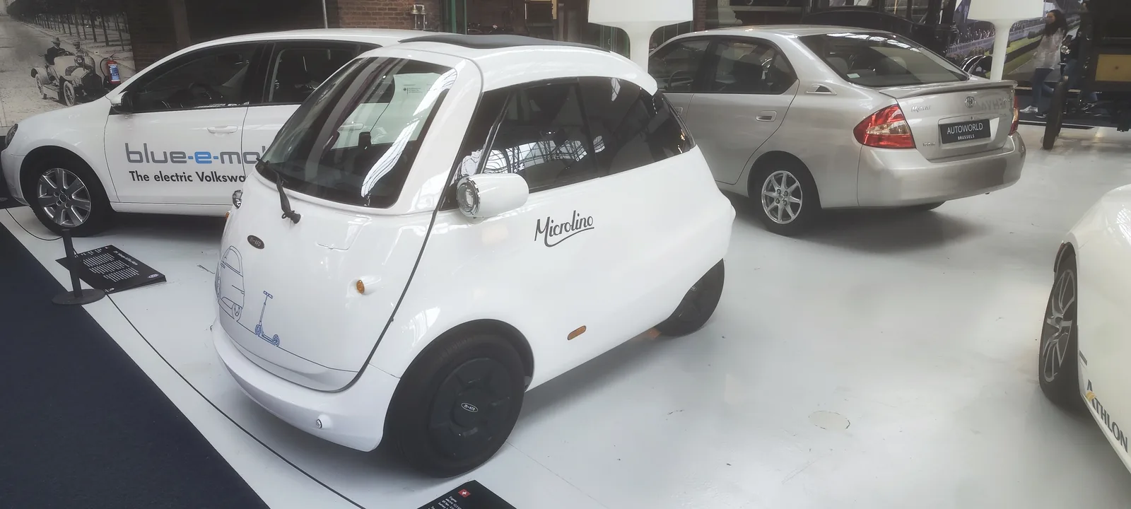 Mały biały samochód elektryczny w stylu Isetty