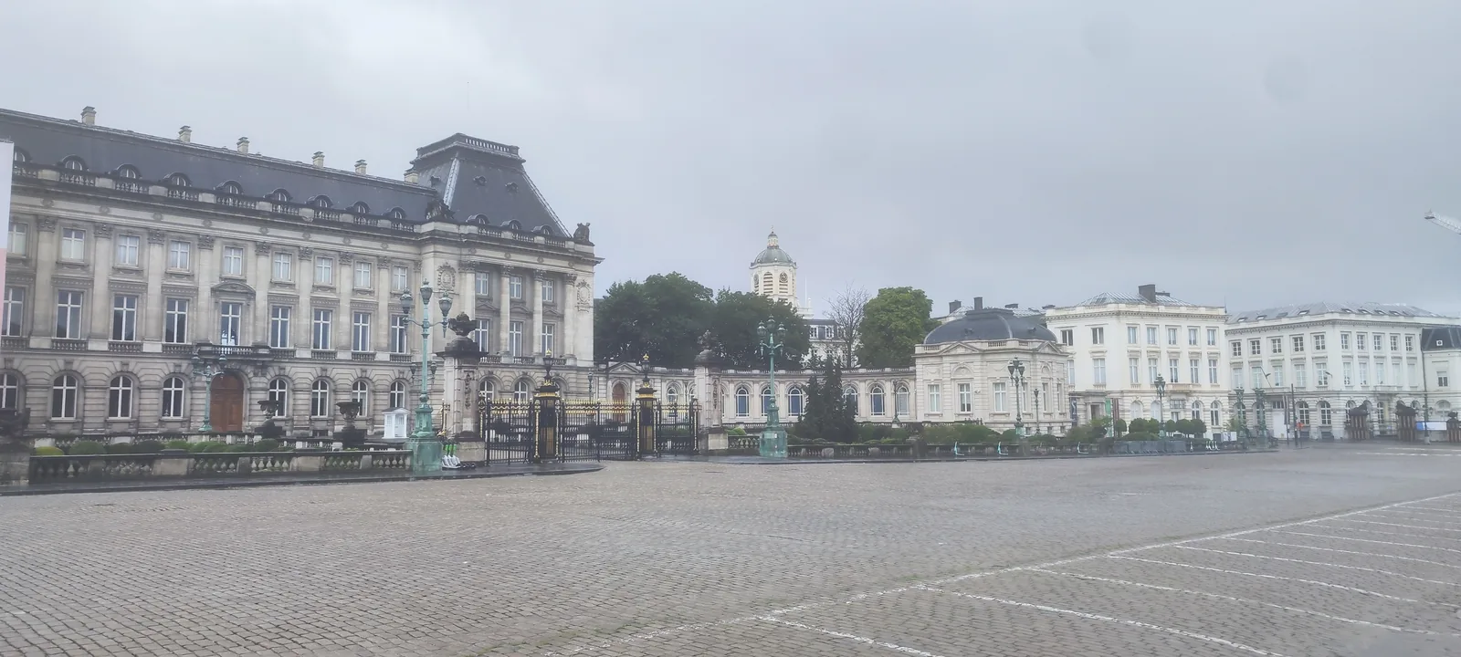 Pałac Królewski w Brukseli i pusty plac przed nim