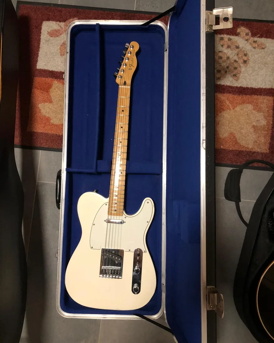 Kremowy Telecaster w otwartym futerale