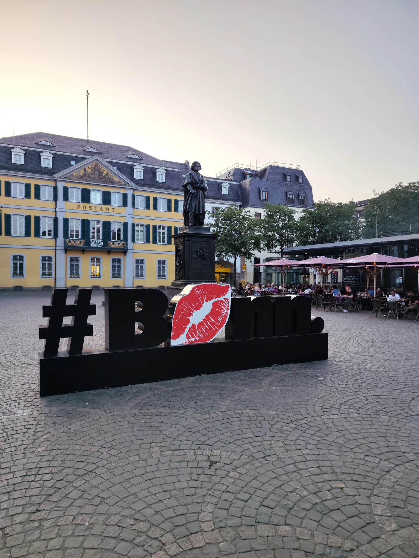 Pomnik Beethovena na Münsterplatz w Bonn, przed nim napis Bonn