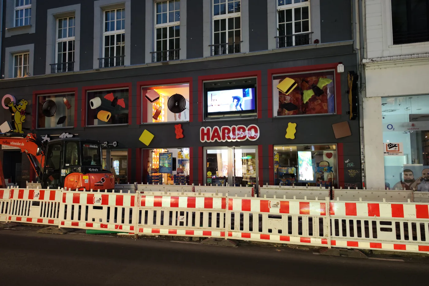 Kolorowa witryna sklepu Haribo w Bonn wieczorem