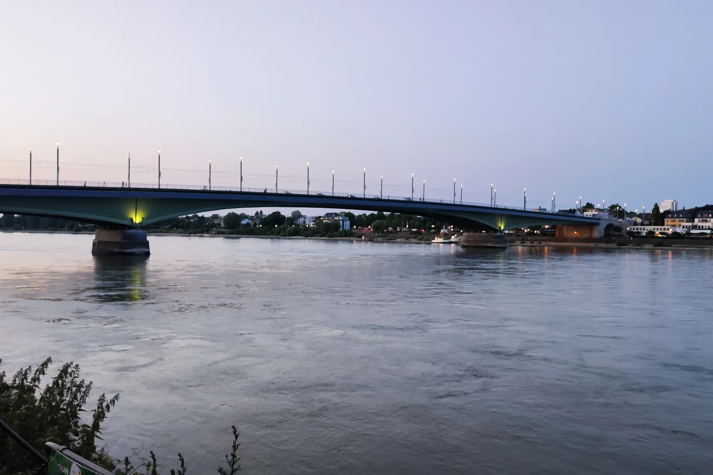 Ren w Bonn o zmierzchu, w oddali most