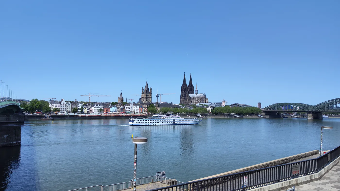 Panorama Kolonii z drugiego brzegu Renu, z katedrą i kościołem Groß St. Martin