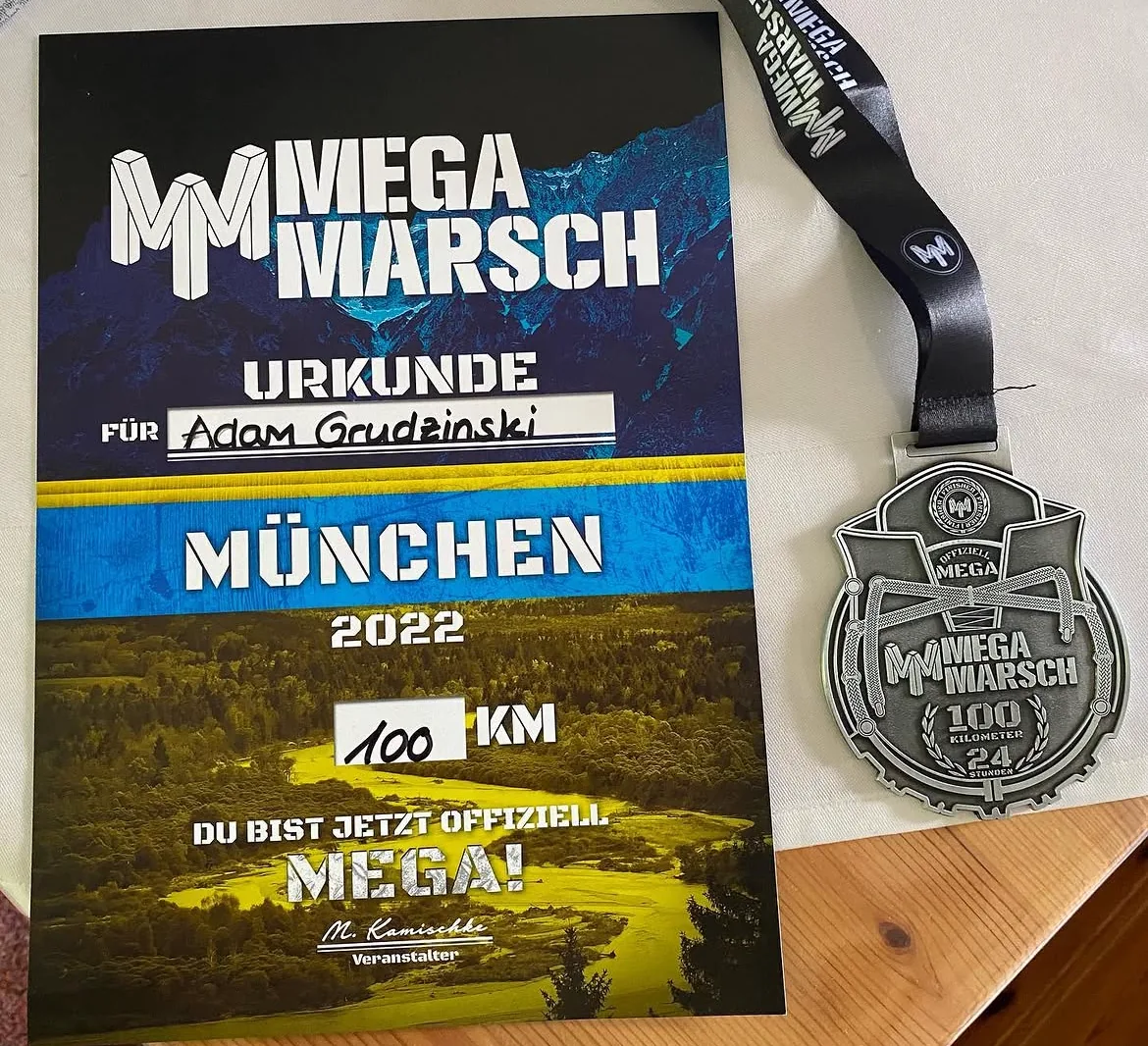 Dyplom Mega Marsch München 2022 na 100 kilometrów i medal