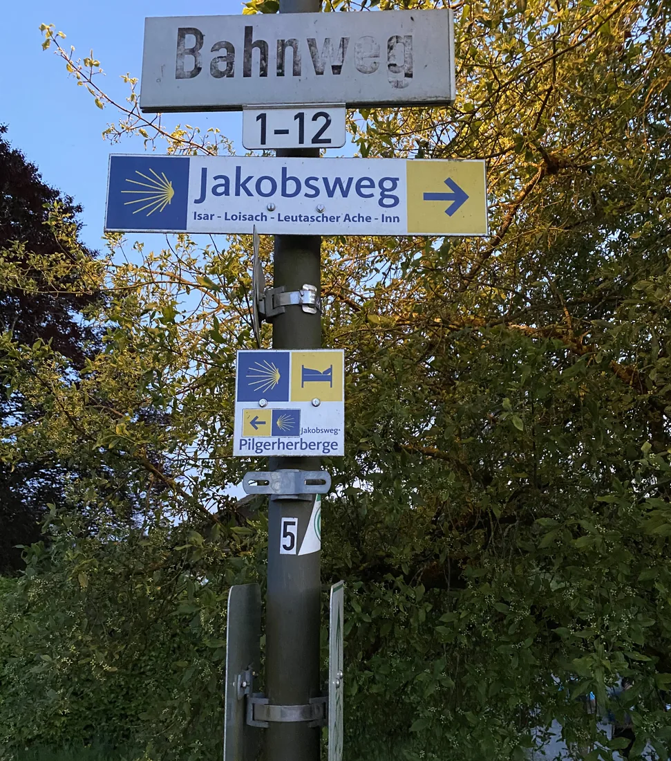 Słup z tabliczką Jakobsweg i symbolem muszli