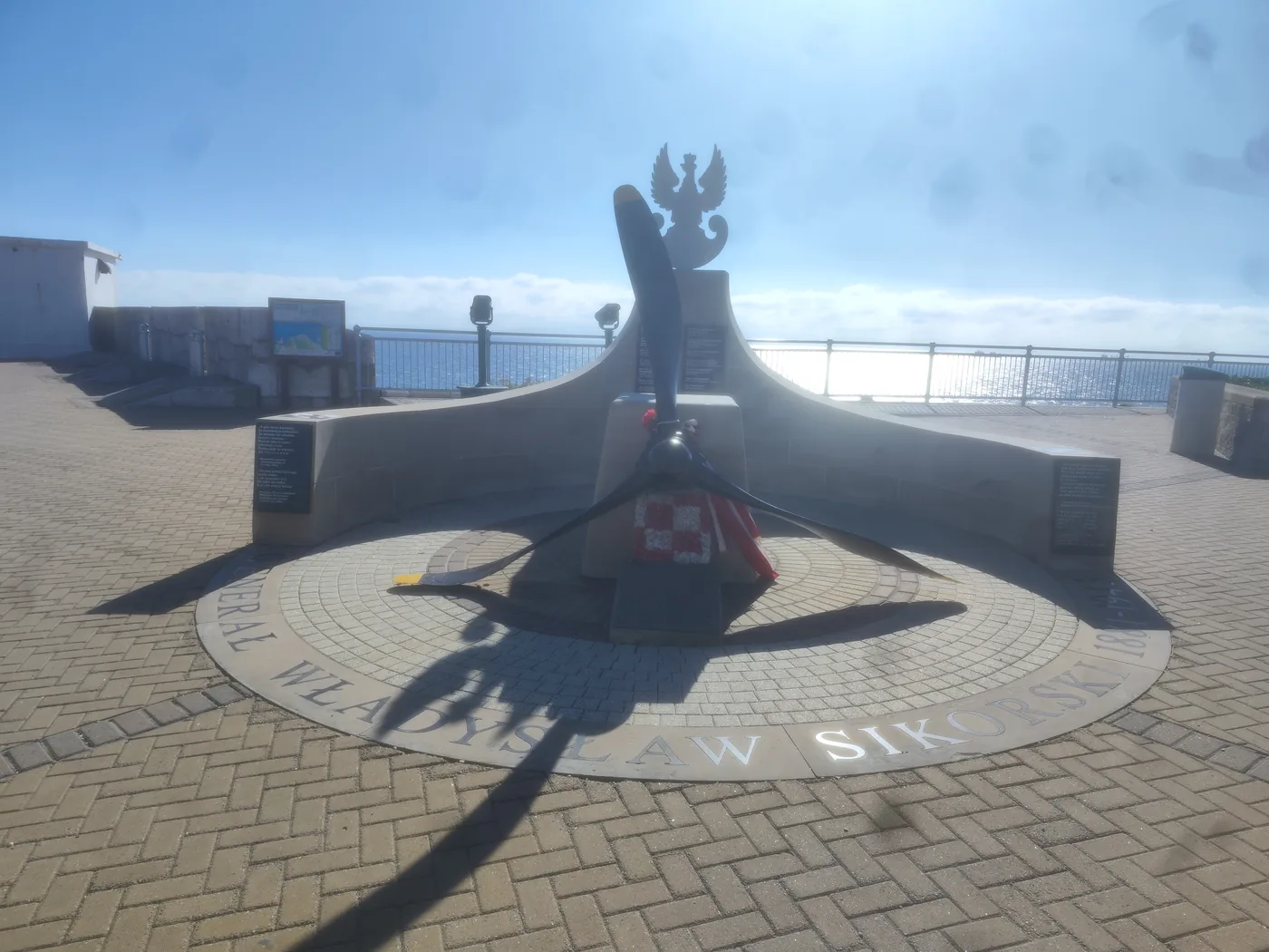 Pomnik generała Sikorskiego z orłem przy Europa Point