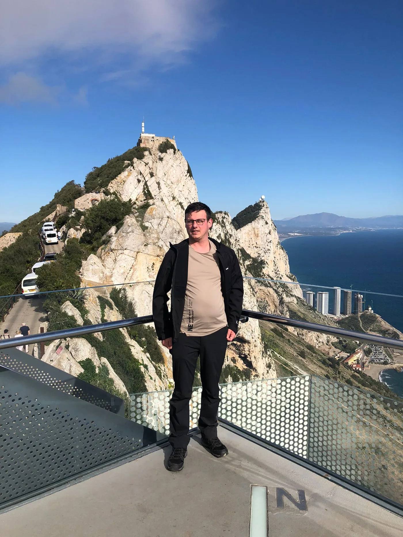 Adam na tarasie widokowym, za nim szczyt Skały Gibraltarskiej