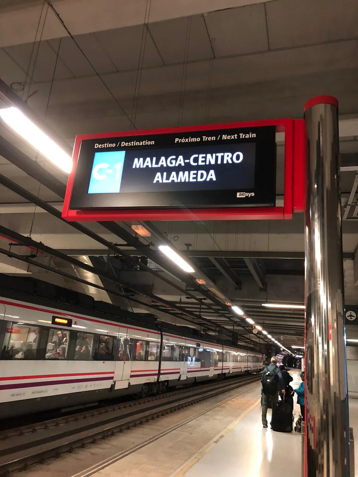 Tablica stacji Malaga Centro-Alameda nad peronem