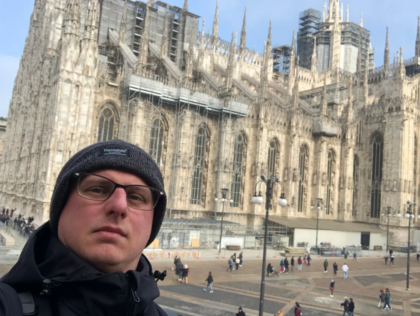 Adam w czapce przed katedrą w Mediolanie