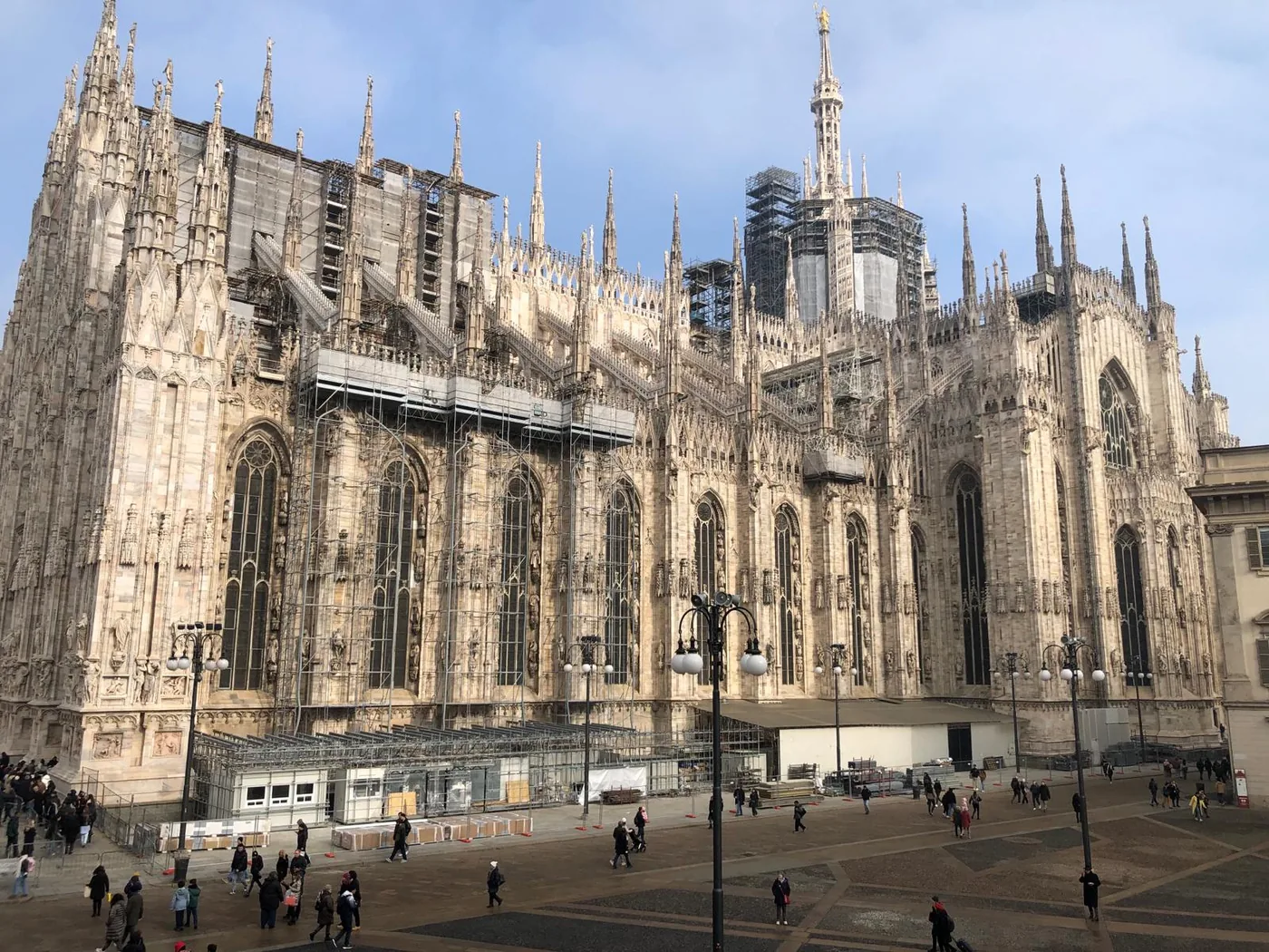 Fasada katedry w Mediolanie i plac przed nią