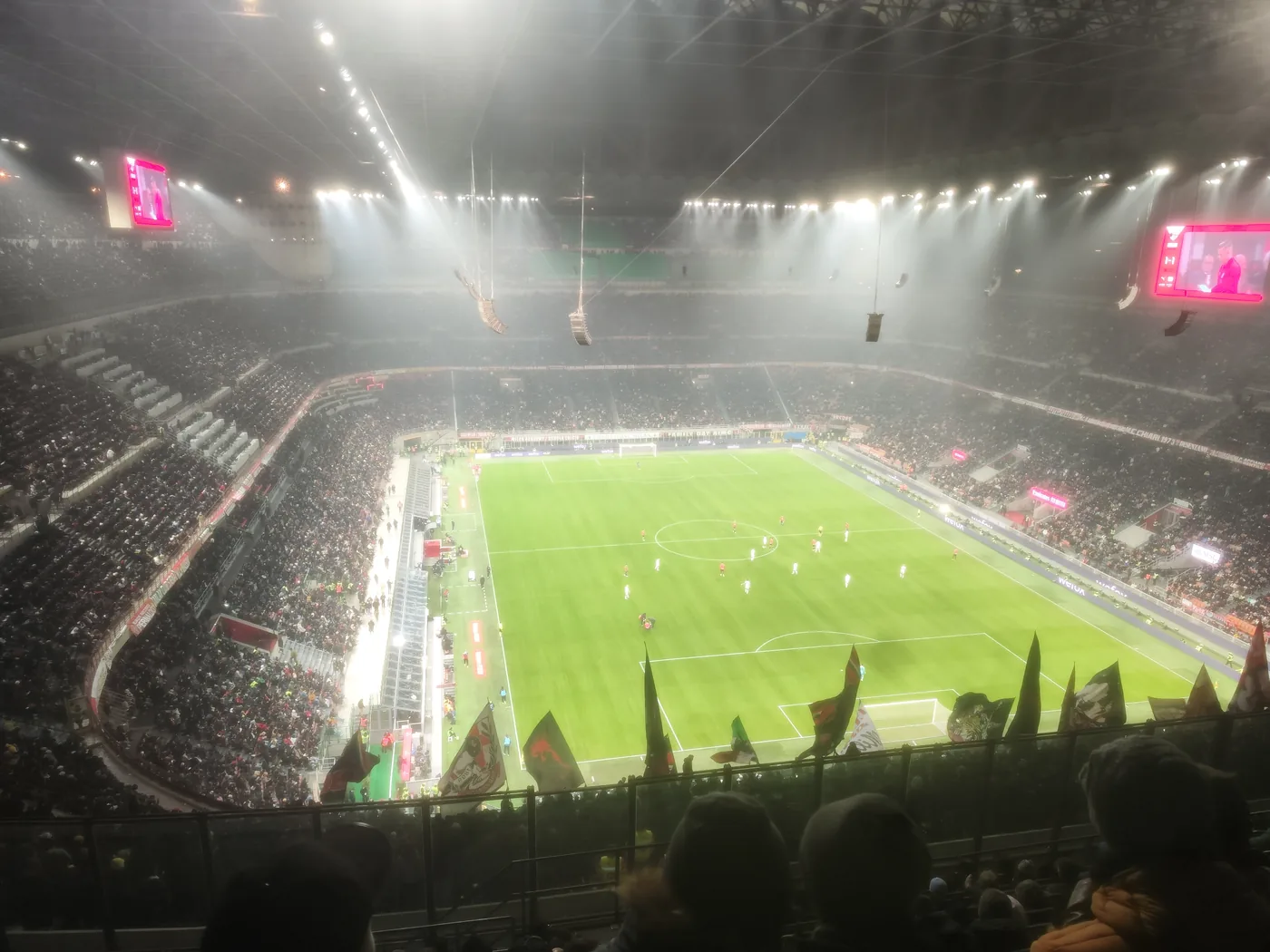 Oświetlone boisko San Siro z wysokiej trybuny