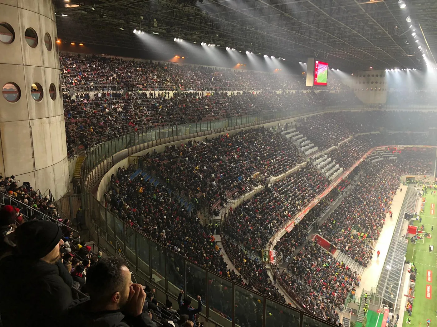 Pełne trybuny San Siro w trakcie meczu