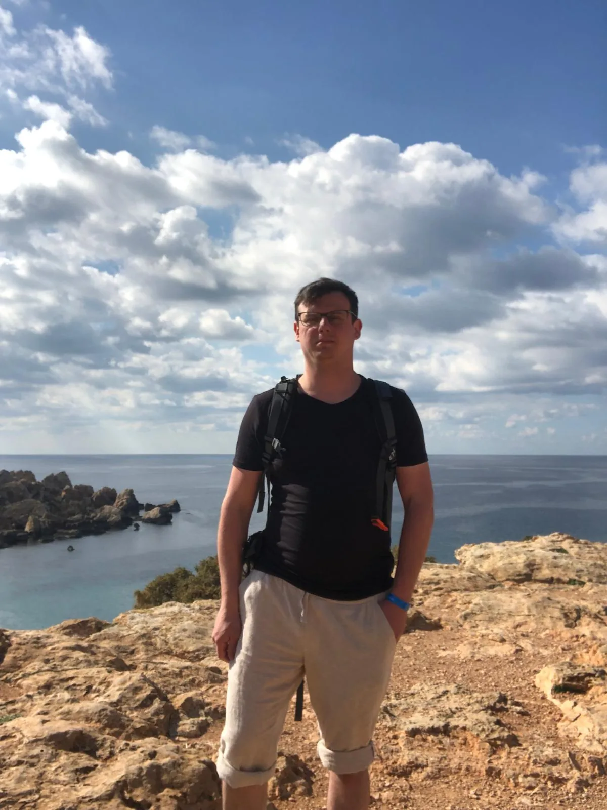 Adam na skalnym klifie nad morzem