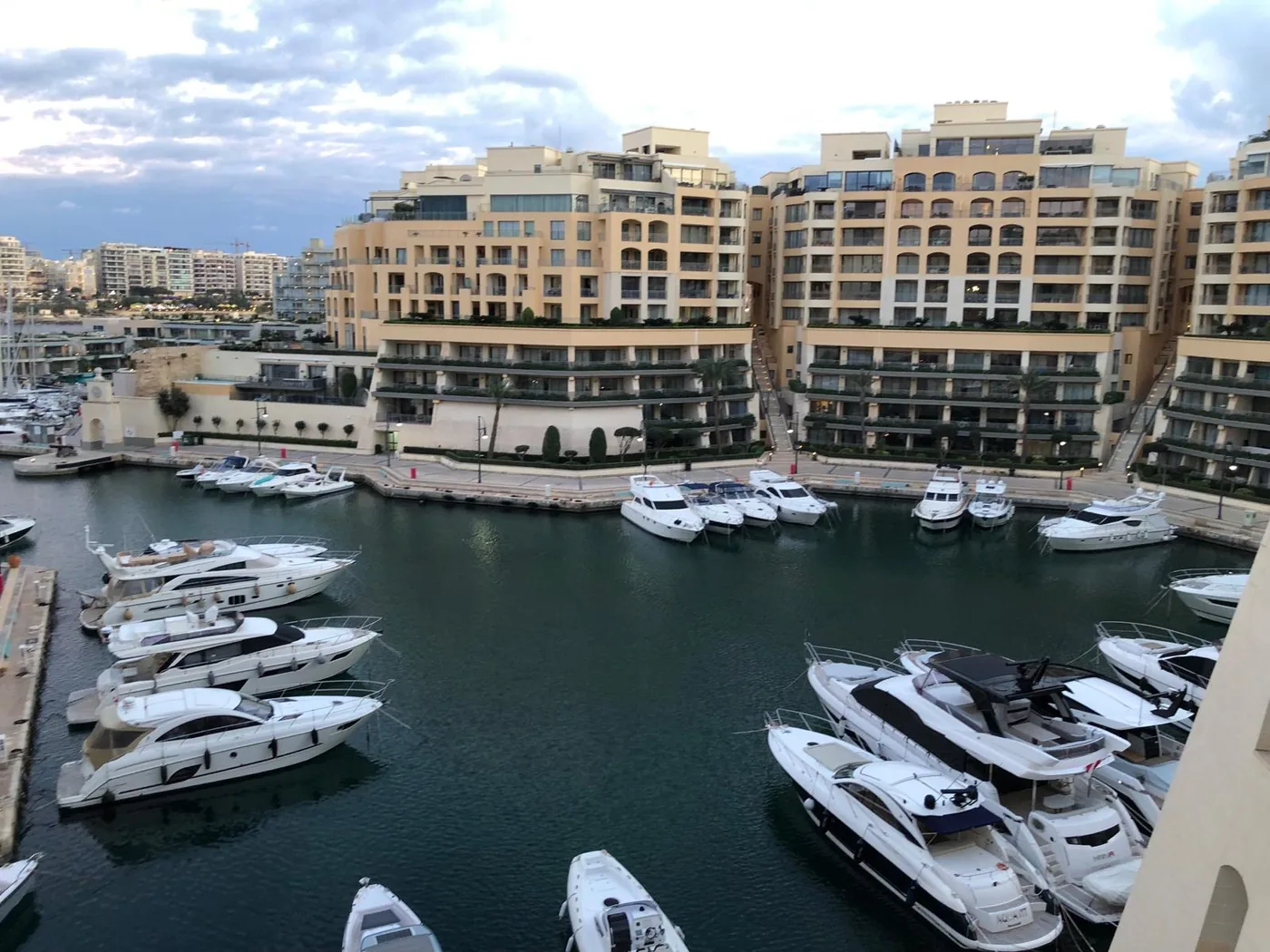 Jachty w marinie pod hotelami