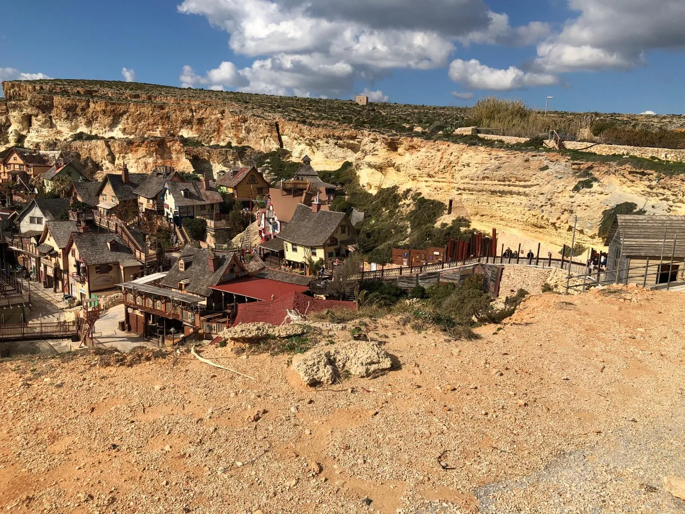 Drewniane domki Popeye Village nad zatoką