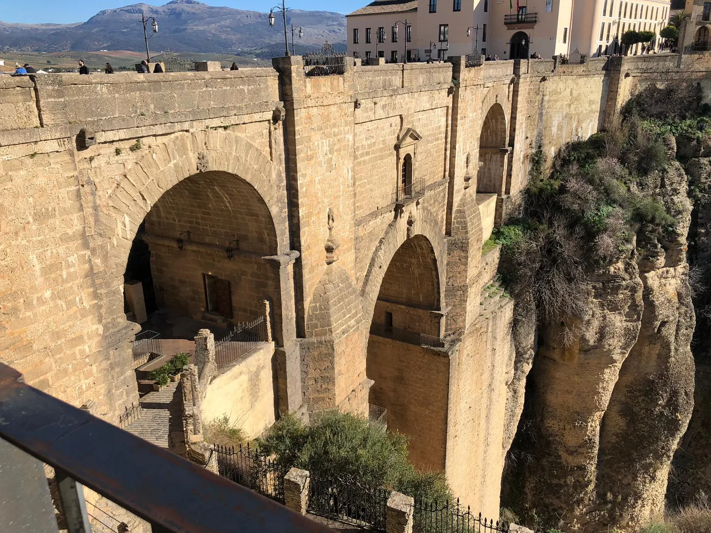 Kamienny most Puente Nuevo nad wąwozem w Rondzie