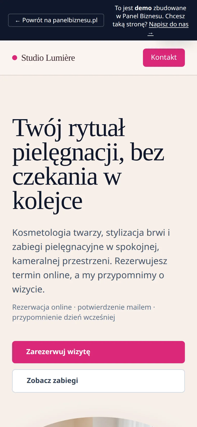 Strona salonu kosmetycznego z kreatora na telefonie